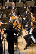 L’orchestre sous la direction du chef d’orchestre, M. George Pehlivanian