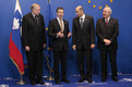 Anders Fogh Rasmussen, le Premier ministre danois, entouré par le ministre slovène des Affaires étrangères Dimitrij Rupel, le Premier ministre slovène, Janez Janša et Andrej Bajuk, ministre slovène des Finances