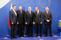 Latvijski minister za zunanje zadeve Maris Riekstins, slovenski minister za zunanje zadeve Dimitrij Rupel, latvijski premier Ivars Godmanis, slovenski premier Janez Janša in slovenski minister za finance Andrej Bajuk