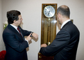 José Manuel Barroso et Janez Janša devant la reproduction de l'horloge de parquet, conçue par Jože Plečnik, l’architecte slovène le plus réputé (bâtiment Justus-Lipsius au 50e étage)