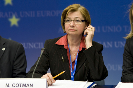 Marjeta Cotman, slovenska ministrica za delo, družino in socialne zadeve na novinarski konferenci