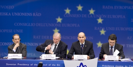 Javier Solana, generalni sekretar Sveta EU, Minister Dimitrij Rupel, predsednik Evropskega sveta Janez Janša in predsednik Evropske komisije Jose Manuel Barroso med novinarsko konferenco