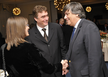 Minister Milan Zver in njegova spremljevalka Andreja Valič pozdravljata goste pred uradno večerjo prvega dne ministrskega srečanja