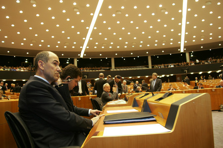 Le président du Conseil européen Janez Janša avant la session plénière extraordinaire du Parlement européen