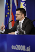 Srbski minister za zunanje zadeve Vuk Jeremić na briefingu za novinarje