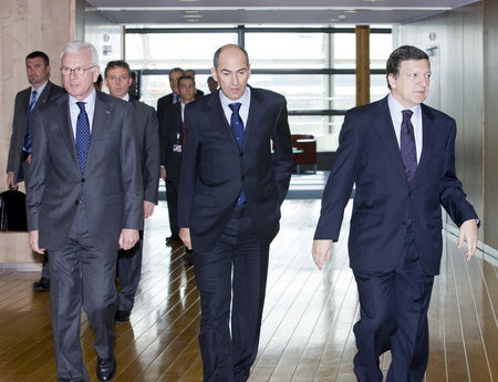 Président du Parlement européen Hans-Gert Pöttering, le premier ministre slovène et président du Conseil européen Janez Janša et le président de la Commission européenne José Manuel Barroso avant la réunion