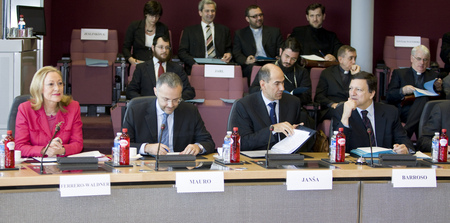 Commissaire Benita Ferrero-Waldner, le vice-président du Parlement européen Mario Mauro, le premier ministre slovène Janez Janša et le président de la Commission européenne José Manuel Barroso