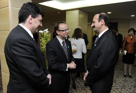 Secrétaire d'État slovène Peter Verlič et ministre Radovan Žerjav dans une conversation avec le délégué maltais John Gatt
