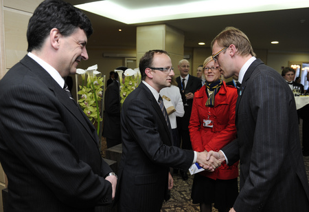 Minister Žerjav pozdravlja estonskega namestnika generalnega direktorja za promet Eera Pärgmäa