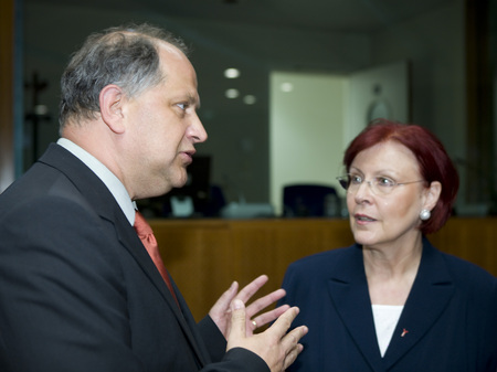 Secrétaire d'état slovène Andrej Šter parlant avec la ministre allemande de la Coopération économique et du Développement Heide Marie Wieczorek-Zeul