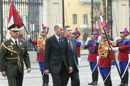 Janez Janša med pregledom perujske častne čete pred predsedniško palačo v Limi