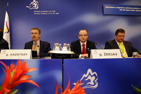 Zoltan Kazatsay, Radovan Žerjav et Mirko Komac, directeur général de la direction de l'Aviation civile au ministère slovène des Transports