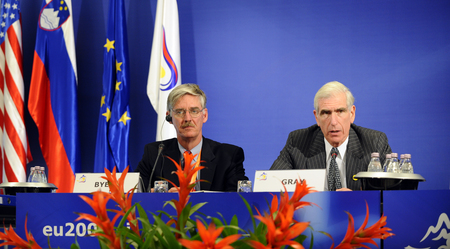 John R. Byerly, vodja pogajalske skupine ZDA, in Boyden Gray, posebni odposlanec ZDA pri EU, na novinarski konferenci