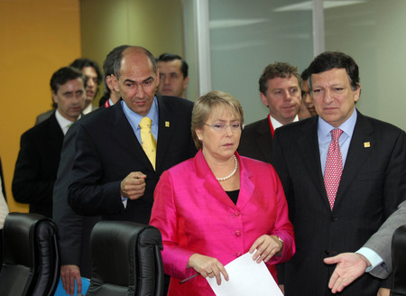 Predsednik slovenske vlade in Evropskega sveta Janez Janša, čilenska predsednica Michelle Bachelet in predsednik Evropske komisije José Manuel Barroso pred Vrhom EU-Čile