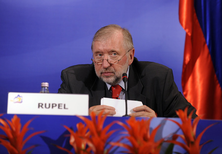 Dimitrij Rupel, ministre slovène des Affaires étrangères et président du Conseil Affaires générales et Relations extérieures lors de la conférence de presse