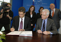 Državni sekretar Janez Lenarčič in predsednik Evropskega parlamenta Hans-Gert Pöttering med podpisovanjem paketa zakonodajnih aktov, ki sta jih v postopku soodločanja sprejela EP in Svet EU.
