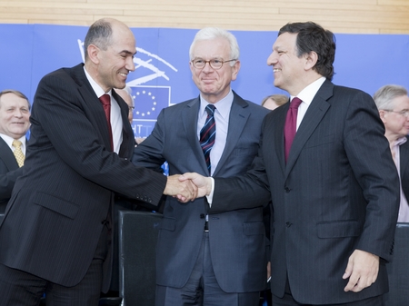 Premier ministre slovène Janez Janša, Président du Parlement européen Hans-Gert Pöttering et Président de la Commission européenne Jose Manuel Barroso après la signature de la déclaration