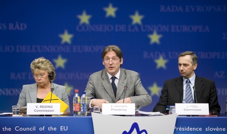 Conférence de presse : Viviane Reding, la commissaire responsable de la société de l'information et des médias, Vasko Simoniti, ministre slovène de la Culture, et le commissaire européen chargé de l'éducation, de la formation, de la culture et de la jeunesse Ján Figel