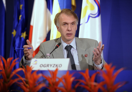Ukrajinski minister za zunanje zadeve Vladimir Ogrizko na novinarski konferenci