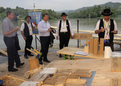 Ministre Iztok Jarc avec flosarji (les conducteurs de radeaux) avant la descente en radeau sur la rivière Drava