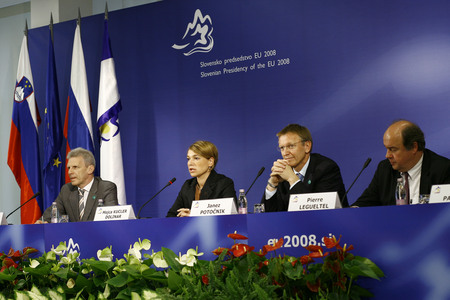 Ministre russe Andrej Fursenko, slovène Mojca Kucler Dolinar, commissaire européen Janez Potočnik et le chef de la délégation française Pierre Legueltel lors de la conférence de presse