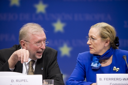 Minister Dimitrij Rupel and commissioner Benita Ferrero-Waldner