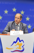 Secrétaire d'état slovène Andrej Šter lors de la conférence de presse
