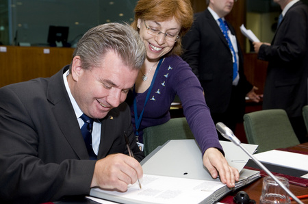 Ministre de l'Economie Andrej Vizjak signant les documents avant la réunion du Conseil