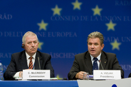 Charlie McCreevy, le commissaire chargé du marché intérieur et des services et Andrej Vizjak, ministre de l'économie de Slovénie lors de la conférence de presse