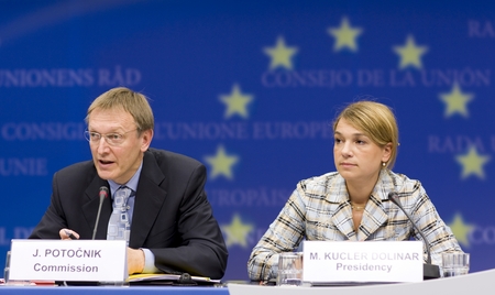 Commissaire Janez Potočnik et ministre Mojca Kucler Dolinar lors de la conférence de presse