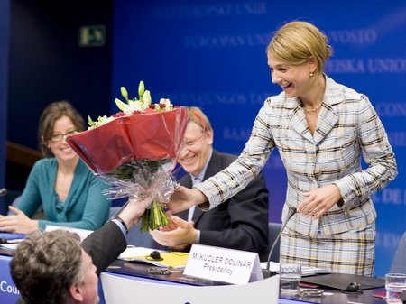 Ob koncu novinarske konference je ministrica Mojca Kucler Dolinar iz rok Thomasa Brandtnerja iz Generalnega sekretarja Sveta prejela šopek v znak zahvale za sodelovanje in odlično opravljeno delo