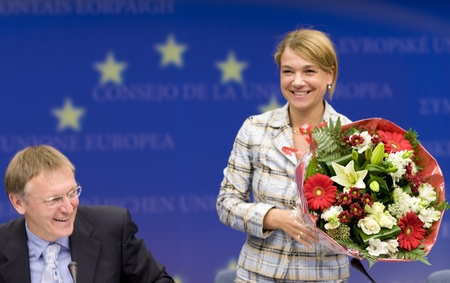 Ministre Mojca Kucler Dolinar avec les fleurs après la conférence de presse