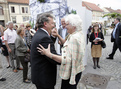 Ministre slovène Iztok Jarc et Commissaire européenne  Mariann Fischer Boel dancent lors de la manifestation à la place principale de Maribor