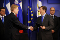 Finski in slovenski minister za obrambo Jyri Häkämies in Karl Erjavec po podpisu sporazuma o dvostranskem sodelovanju na  obrambnem področju med Finsko in Slovenijo