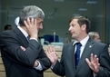 Francoski minister za obrambo Hervé Morin klepeta s slovenskim ministrom za obrambo Karlom Erjavcem