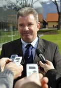 Minister Andrej Vizjak odgovarja na novinarska vprašanja
