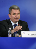Minister za gospodarstvo Andrej Vizjak na novinarski konferenci