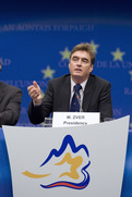 Le ministre slovène Milan Zver lors de la conférence de presse