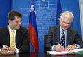 Državni sekretar Janez Lenarčič in predsednik Evropskega parlamenta Hans-Gert Pöttering med podpisovanjem paketa zakonodajnih aktov, ki sta jih v postopku soodločanja sprejela EP in Svet EU (23.4.2008)