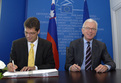 Janez Lenarčič in Hans-Gert Pöttering med podpisovanjem paketa zakonodajnih aktov (23.4.2008)