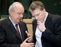 Slovenski finančni minister Andrej Bajuk in nizozemski finančni minister Wouter Bos pred začetkom srečanja evroskupine.