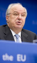 Ministre slovène des Finances Andrej Bajuk lors de la conférence de presse qui a suivi la réunion du Conseil ECOFIN à Bruxelles