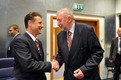Slovenski zunanji minister Dimitrij Rupel (desno) pozdravlja hrvaškega kolego Gordana Jandrokovića