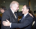 Predsednik Sveta GAERC in slovenski minister za zunanje zadeve Dimitrij Rupel pozdravlja italijanskega ministra za zunanje zadeve Franca Frattinija