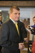 Ministre slovène Dragutin Mate parle aux médias avant la session du Conseil JAI