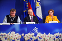 Predsednik Socialne platforme Fintan Farell, evropski komisar Vladimir Špidla in ministrica Marjeta Cotman na novinarski konferenci