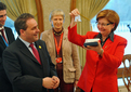 Le ministre français du Travail, des Relations sociales et de la Solidarité Xavier Bertrand reçoit un cadeau offert par la ministre slovène Marjeta Cotman