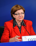 Slovenska ministrica za delo, družino in socialne zadeve Marjeta Cotman na novinarski konferenci