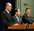 Le premier ministre slovène Janez Janša, le premier ministre japonais Yasuo Fukuda et le président de la Commission européenne José Manuel Barroso à la conférence de presse après le Sommet l'UE – Japon