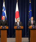 Le premier ministre slovène Janez Janša, le premier ministre japonais Yasuo Fukuda et le président de la Commission européenne José Manuel Barroso à la conférence de presse après le Sommet l'UE – Japon